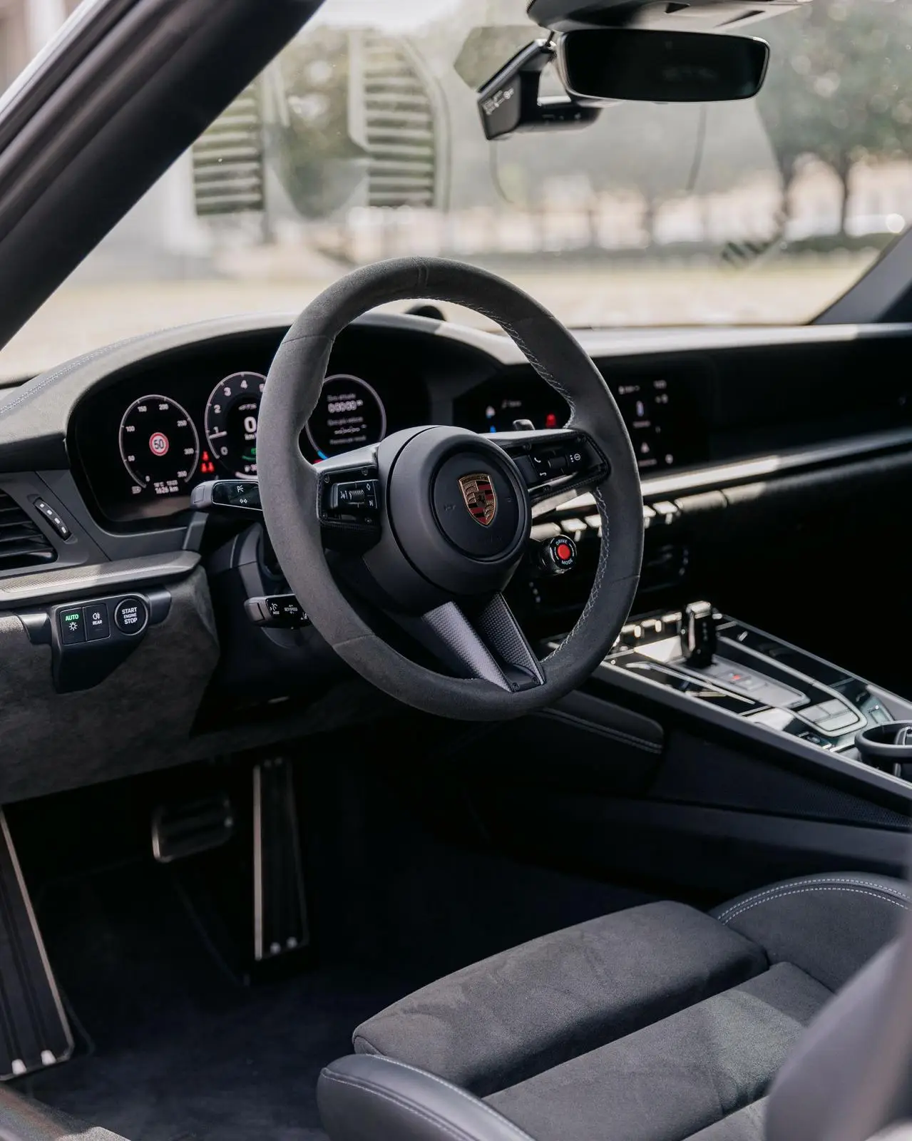 Porsche Carrera Spyder 992,2 GTS 2025, vista frontale — Rome Luxury Car Rental, Roma. La Porsche Carrera Spyder 992,2 GTS unisce la trazione posteriore classica della gamma…