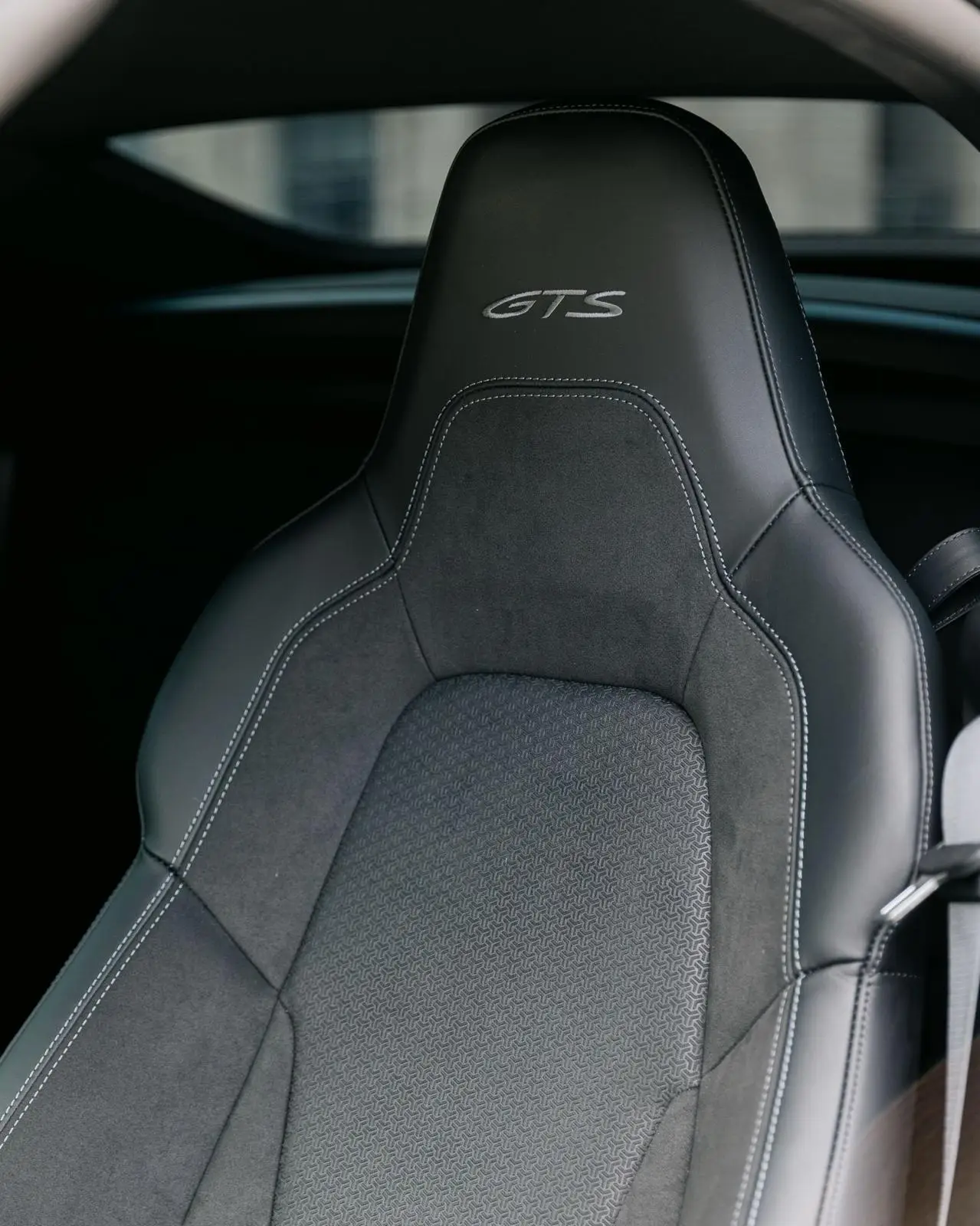 Porsche Carrera Spyder 992,2 GTS 2025, vista posteriore — Rome Luxury Car Rental, Roma. La Porsche Carrera Spyder 992,2 GTS unisce la trazione posteriore classica della gamma…