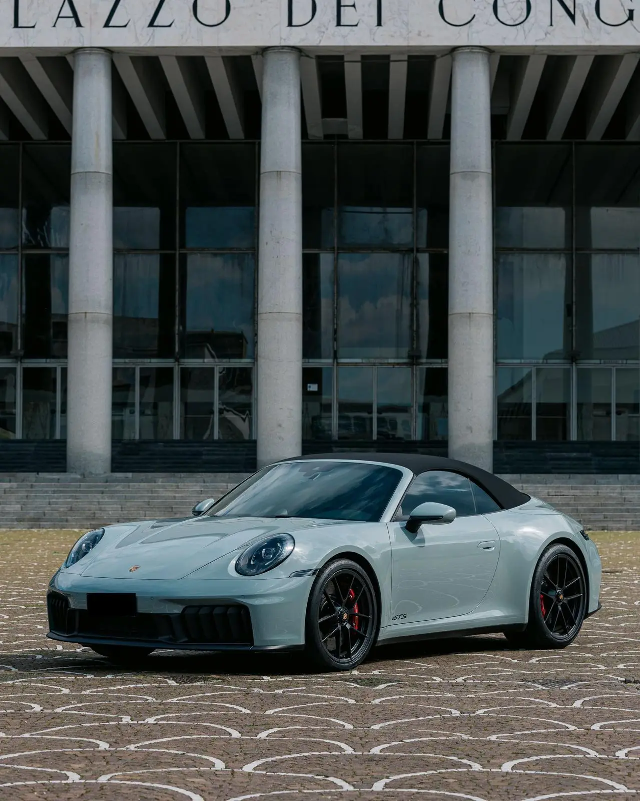 Porsche Carrera Spyder 992,2 GTS 2025, interni — Rome Luxury Car Rental, Roma. La Porsche Carrera Spyder 992,2 GTS unisce la trazione posteriore classica della gamma…