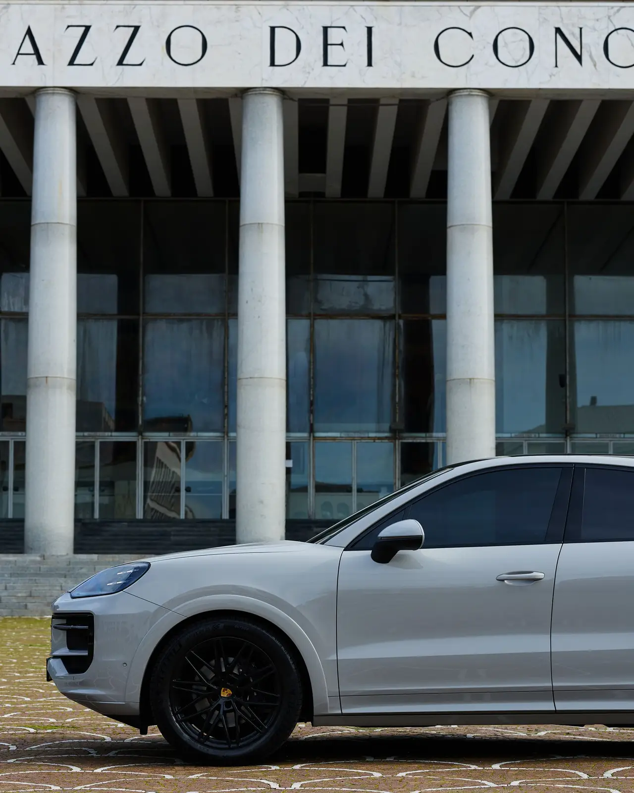 Porsche Cayenne 2025, exterior — Rome Luxury Car Rental, Roma. El Porsche Cayenne 2025 combina la conducción precisa de la marca con el espacio y la…