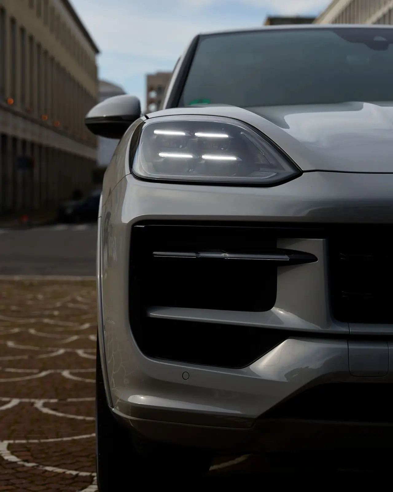 Porsche Cayenne 2025, vista frontal — Rome Luxury Car Rental, Roma. El Porsche Cayenne 2025 combina la conducción precisa de la marca con el espacio y la…