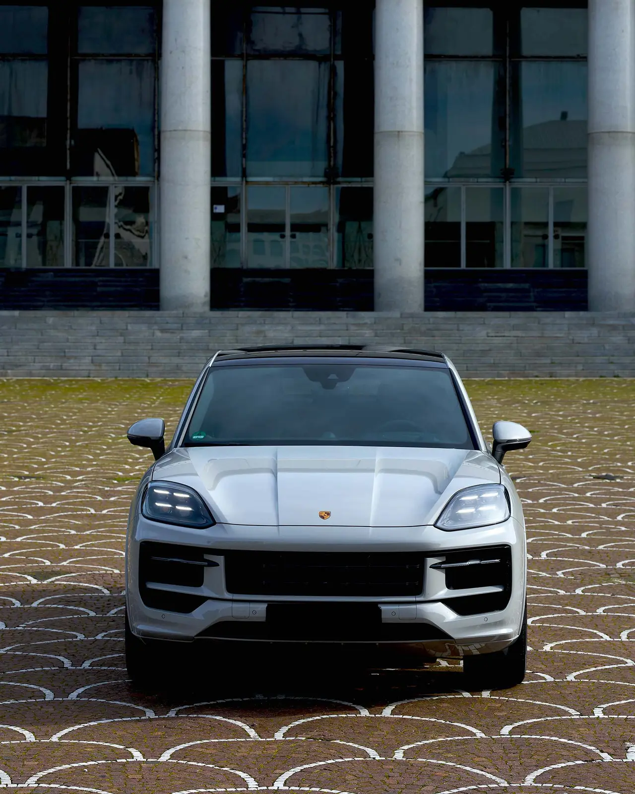 Porsche Cayenne 2025, vista trasera — Rome Luxury Car Rental, Roma. El Porsche Cayenne 2025 combina la conducción precisa de la marca con el espacio y la…