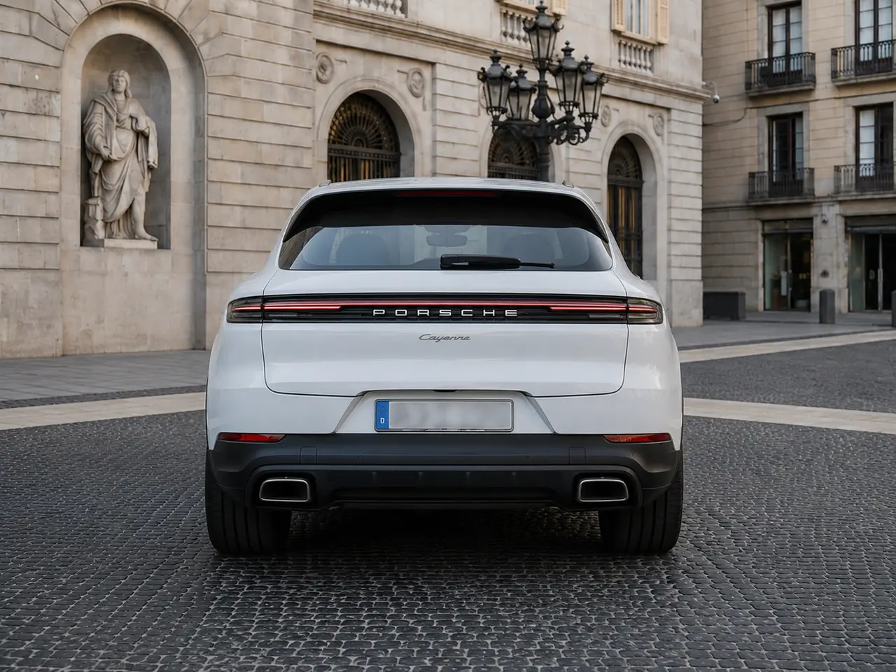 Porsche Cayenne 2025, vista posteriore — Rome Luxury Car Rental, Roma. Il Porsche Cayenne 2025 porta nell'uso quotidiano l'assetto sportivo tipico del marchio,…