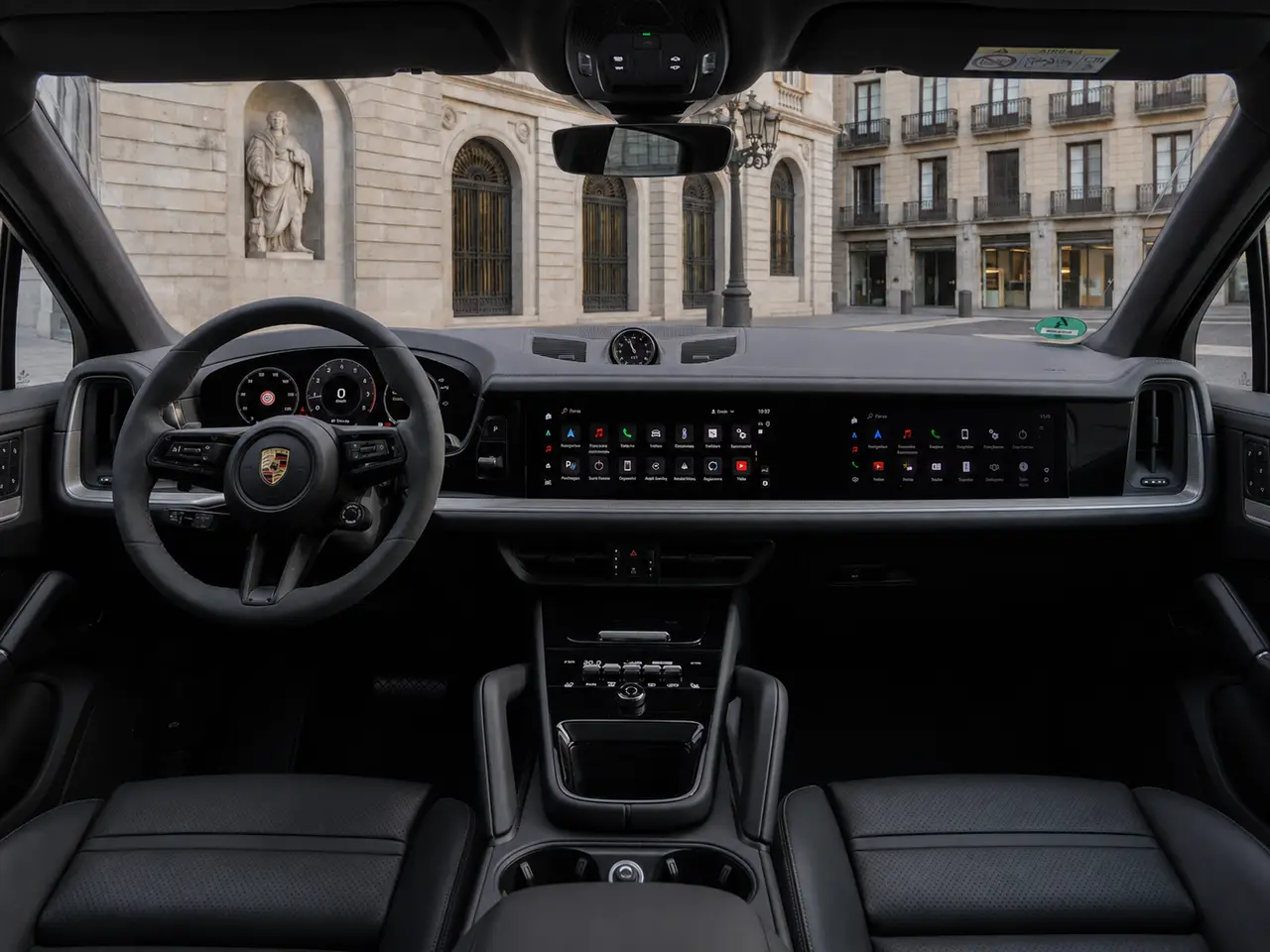 Porsche Cayenne 2025, interni — Rome Luxury Car Rental, Roma. Il Porsche Cayenne 2025 porta nell'uso quotidiano l'assetto sportivo tipico del marchio,…