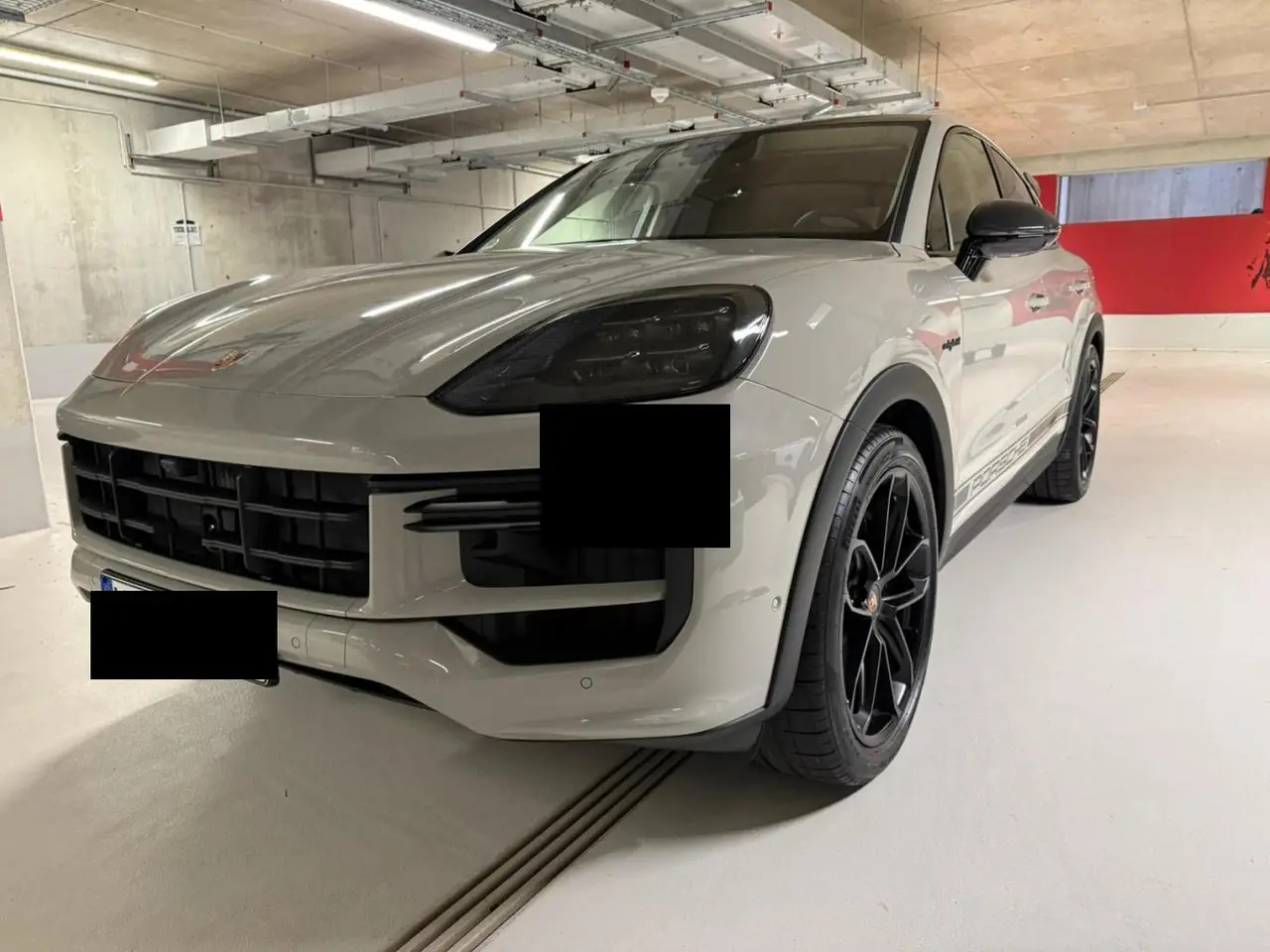 Porsche Cayenne Turbo E-Hybrid Coupé GT 2026, esterno — Rome Luxury Car Rental, Roma. La Porsche Cayenne Turbo E-Hybrid Coupé GT 2026 unisce la struttura di un SUV a cinque…