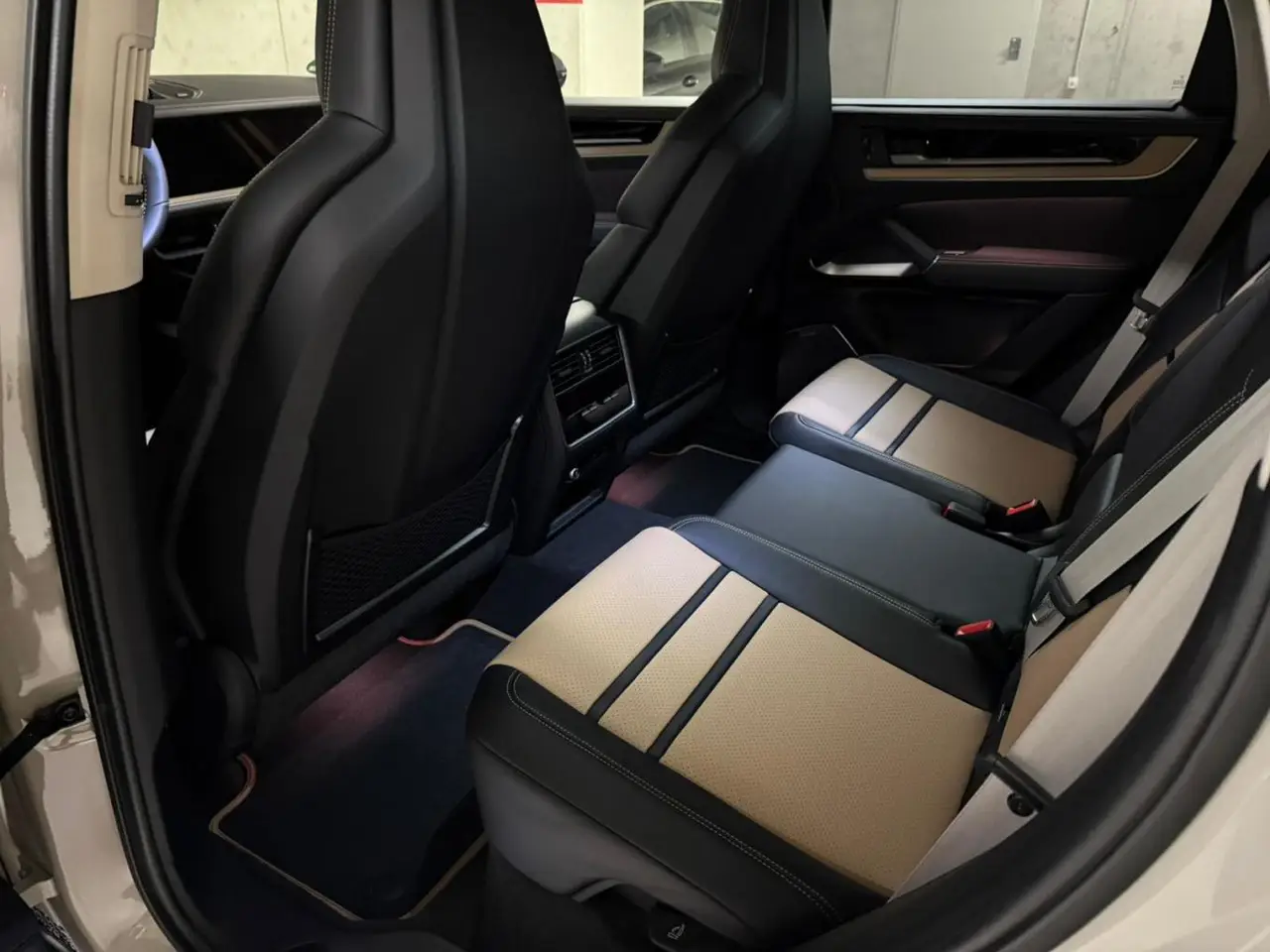 Porsche Cayenne Turbo E-Hybrid Coupé GT 2026, vista frontale — Rome Luxury Car Rental, Roma. La Porsche Cayenne Turbo E-Hybrid Coupé GT 2026 unisce la struttura di un SUV a cinque…