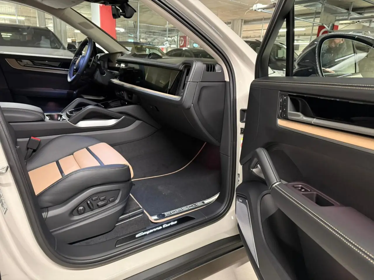 Porsche Cayenne Turbo E-Hybrid Coupé GT 2026, vista posteriore — Rome Luxury Car Rental, Roma. La Porsche Cayenne Turbo E-Hybrid Coupé GT 2026 unisce la struttura di un SUV a cinque…