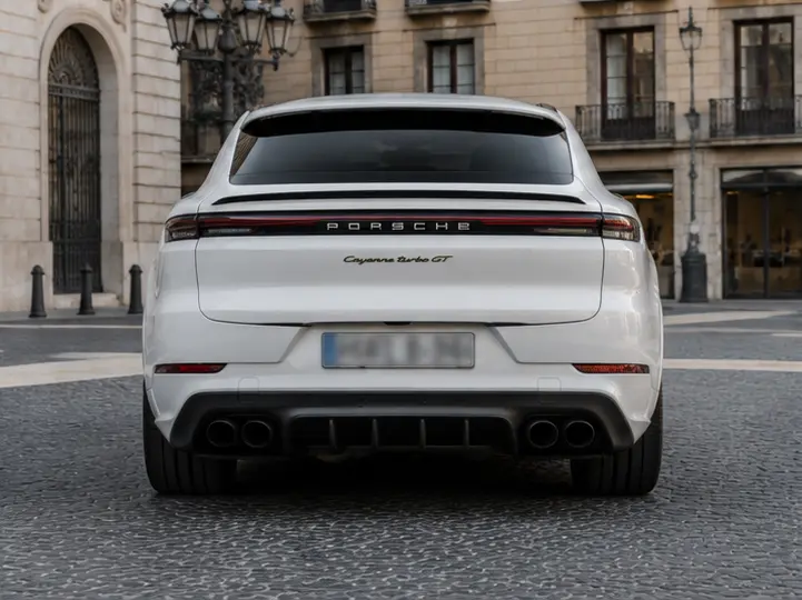 Porsche Cayenne Turbo E-Hybrid Coupé GT 2026, vista posteriore — Rome Luxury Car Rental, Roma. La Porsche Cayenne Turbo E-Hybrid Coupé GT 2026 unisce la struttura di un SUV a cinque…