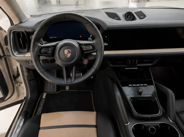 Porsche Cayenne Turbo E-Hybrid Coupé GT 2026, interni — Rome Luxury Car Rental, Roma. La Porsche Cayenne Turbo E-Hybrid Coupé GT 2026 unisce la struttura di un SUV a cinque…