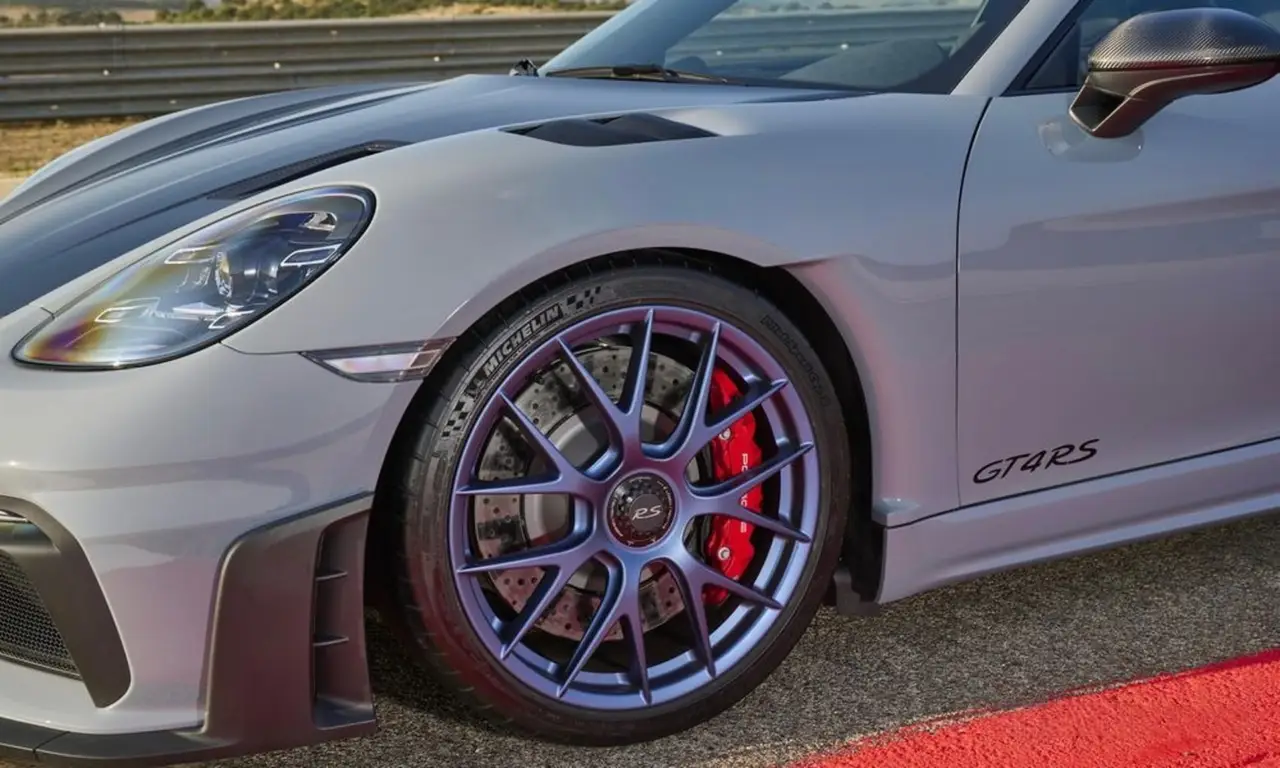 Porsche GT4 RS 2024, vista frontale — Rome Luxury Car Rental, Roma. La Porsche GT4 RS 2024 è una due posti pensata per chi guida per il gusto di guidare: 500…