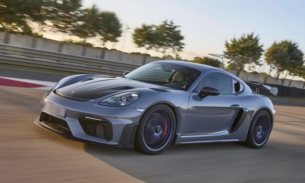 Porsche GT4 RS 2024, vista posteriore — Rome Luxury Car Rental, Roma. La Porsche GT4 RS 2024 è una due posti pensata per chi guida per il gusto di guidare: 500…