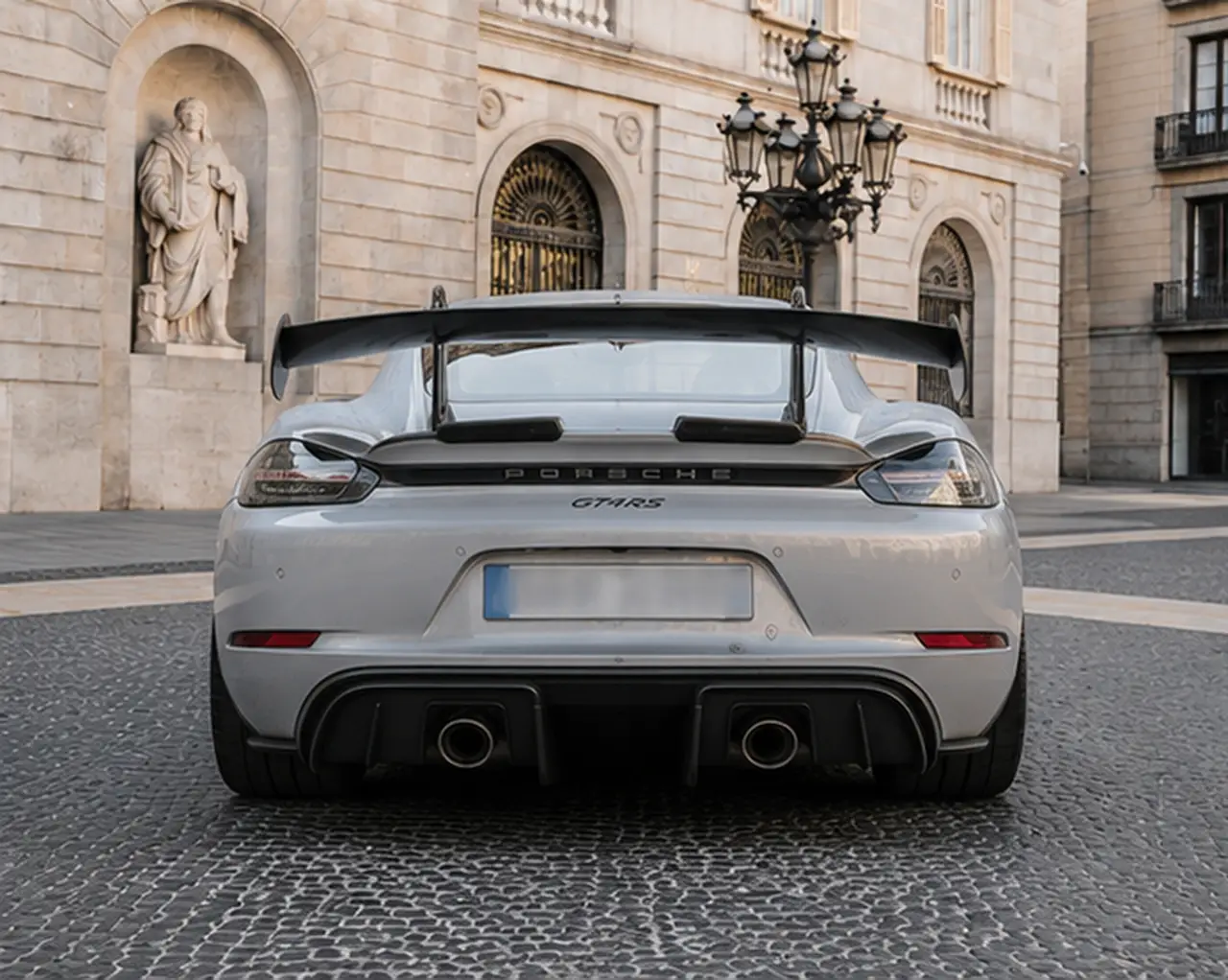 Porsche GT4 RS 2024, vista posteriore — Rome Luxury Car Rental, Roma. La Porsche GT4 RS 2024 è una due posti pensata per chi guida per il gusto di guidare: 500…