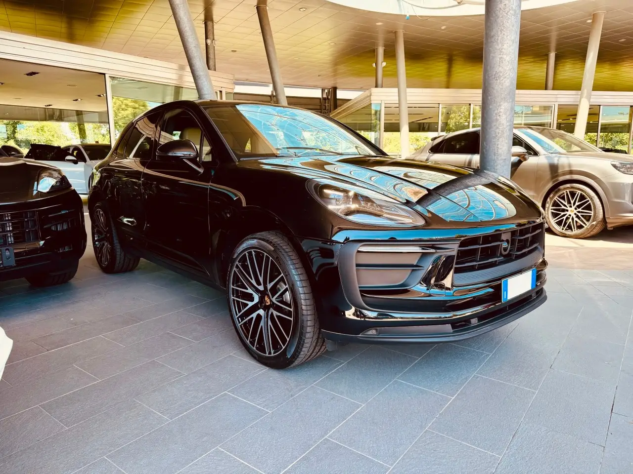 Porsche Macan 2024, exterior — Rome Luxury Car Rental, Roma. El Porsche Macan 2024 combina la altura y la visibilidad de un todoterreno con un…