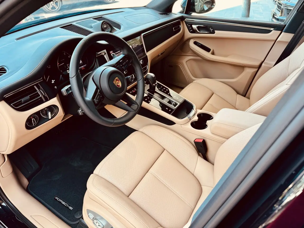 Porsche Macan 2024, vista frontal — Rome Luxury Car Rental, Roma. El Porsche Macan 2024 combina la altura y la visibilidad de un todoterreno con un…