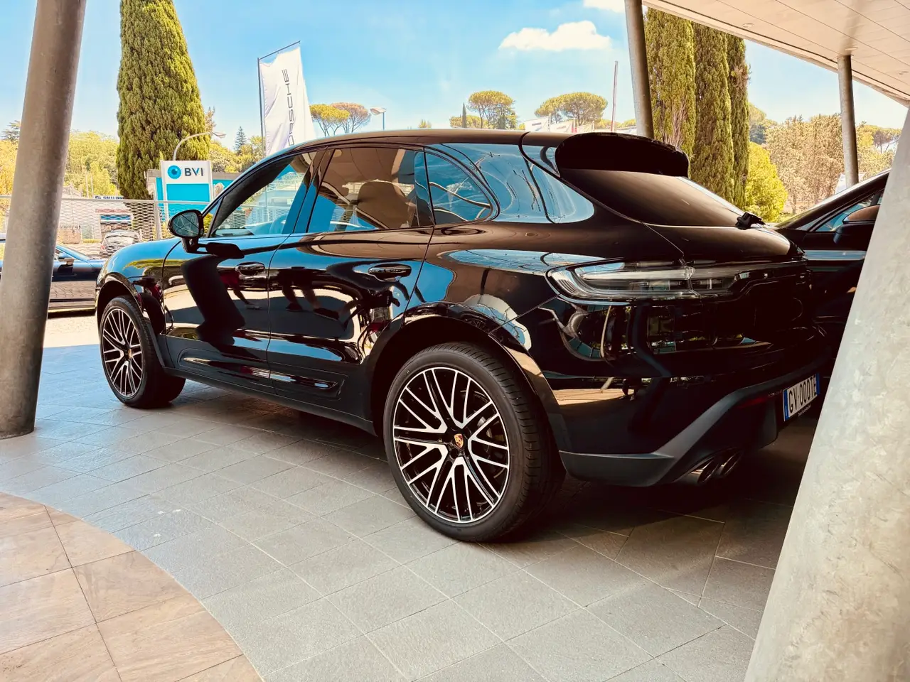 Porsche Macan 2024, vista trasera — Rome Luxury Car Rental, Roma. El Porsche Macan 2024 combina la altura y la visibilidad de un todoterreno con un…