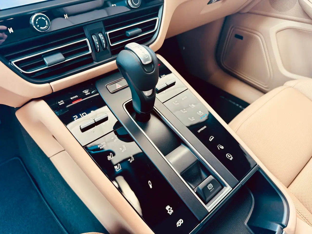 Porsche Macan 2024, interior — Rome Luxury Car Rental, Roma. El Porsche Macan 2024 combina la altura y la visibilidad de un todoterreno con un…