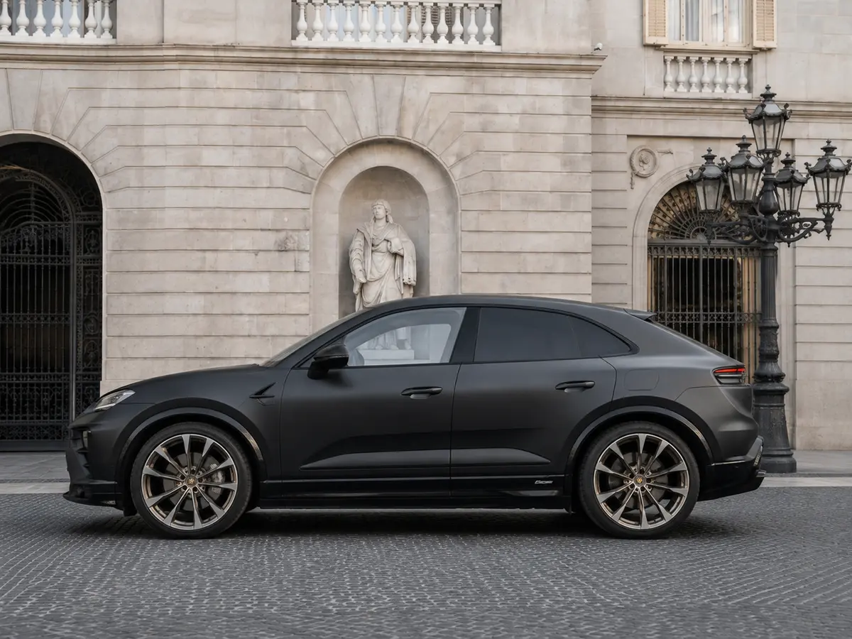 Porsche Macan 2024, esterno — Rome Luxury Car Rental, Roma. Il Porsche Macan 2024 porta in dote 265 cavalli distribuiti con la precisione tipica del…