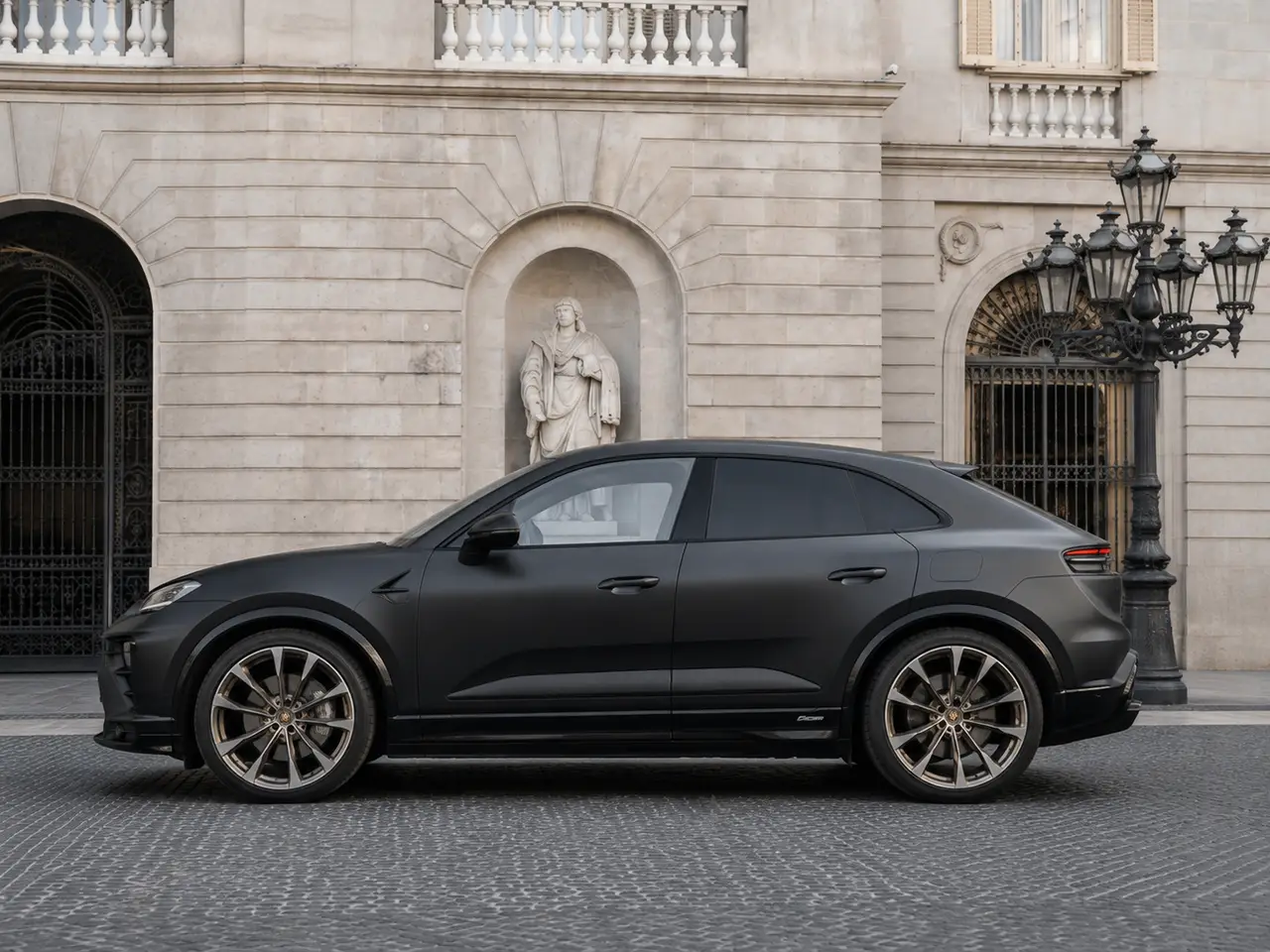 Porsche Macan 2024, esterno — Rome Luxury Car Rental, Roma. Il Porsche Macan 2024 porta in dote 265 cavalli distribuiti con la precisione tipica del…