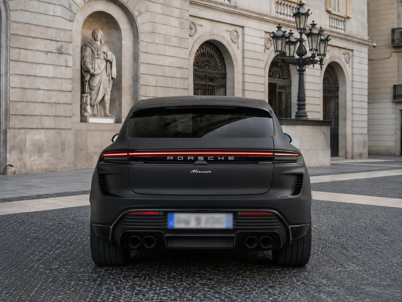 Porsche Macan 2024, vista posteriore — Rome Luxury Car Rental, Roma. Il Porsche Macan 2024 porta in dote 265 cavalli distribuiti con la precisione tipica del…