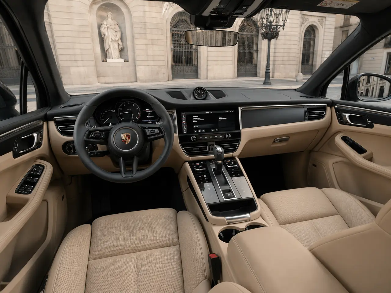 Porsche Macan 2024, interni — Rome Luxury Car Rental, Roma. Il Porsche Macan 2024 porta in dote 265 cavalli distribuiti con la precisione tipica del…