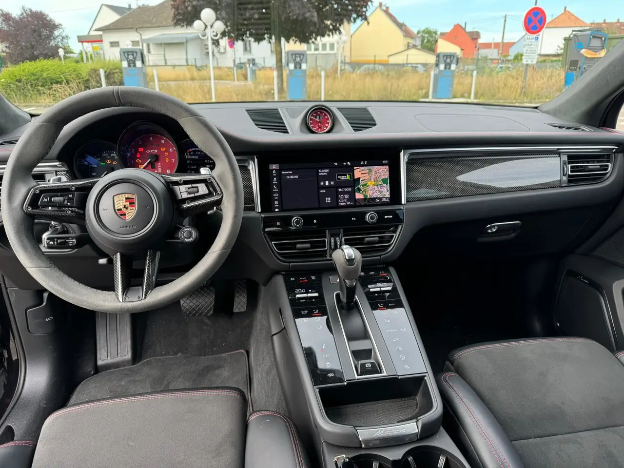 Porsche Macan GTS 2024, esterno — Rome Luxury Car Rental, Roma. La Porsche Macan GTS 2024 unisce l'assetto sportivo tipico del marchio a un abitacolo…