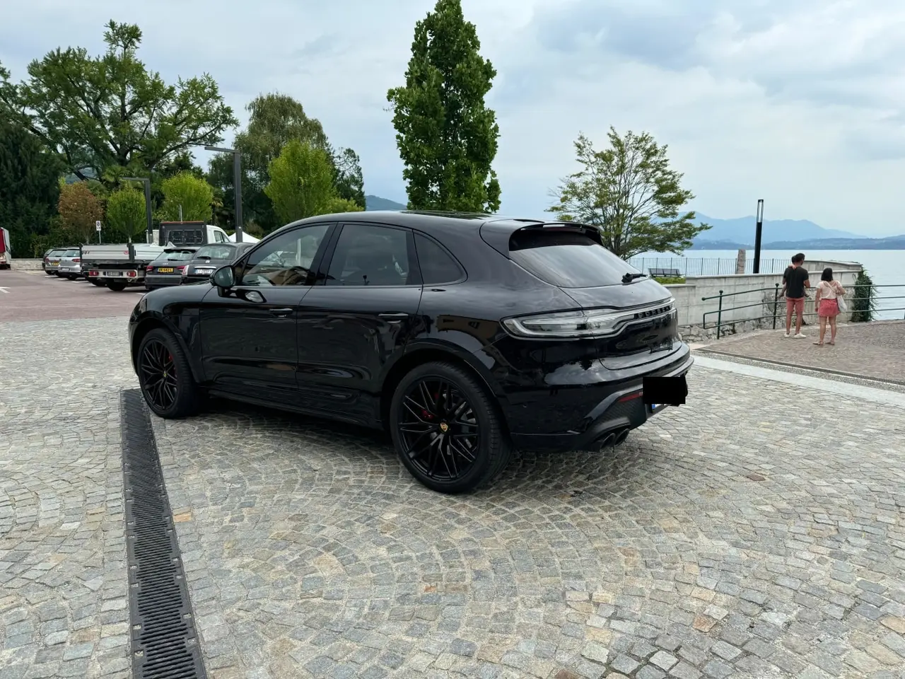 Porsche Macan GTS 2024, vista frontale — Rome Luxury Car Rental, Roma. La Porsche Macan GTS 2024 unisce l'assetto sportivo tipico del marchio a un abitacolo…