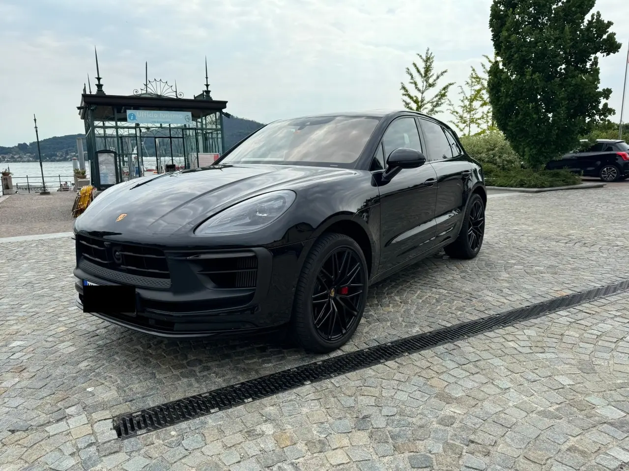 Porsche Macan GTS 2024, vista posteriore — Rome Luxury Car Rental, Roma. La Porsche Macan GTS 2024 unisce l'assetto sportivo tipico del marchio a un abitacolo…