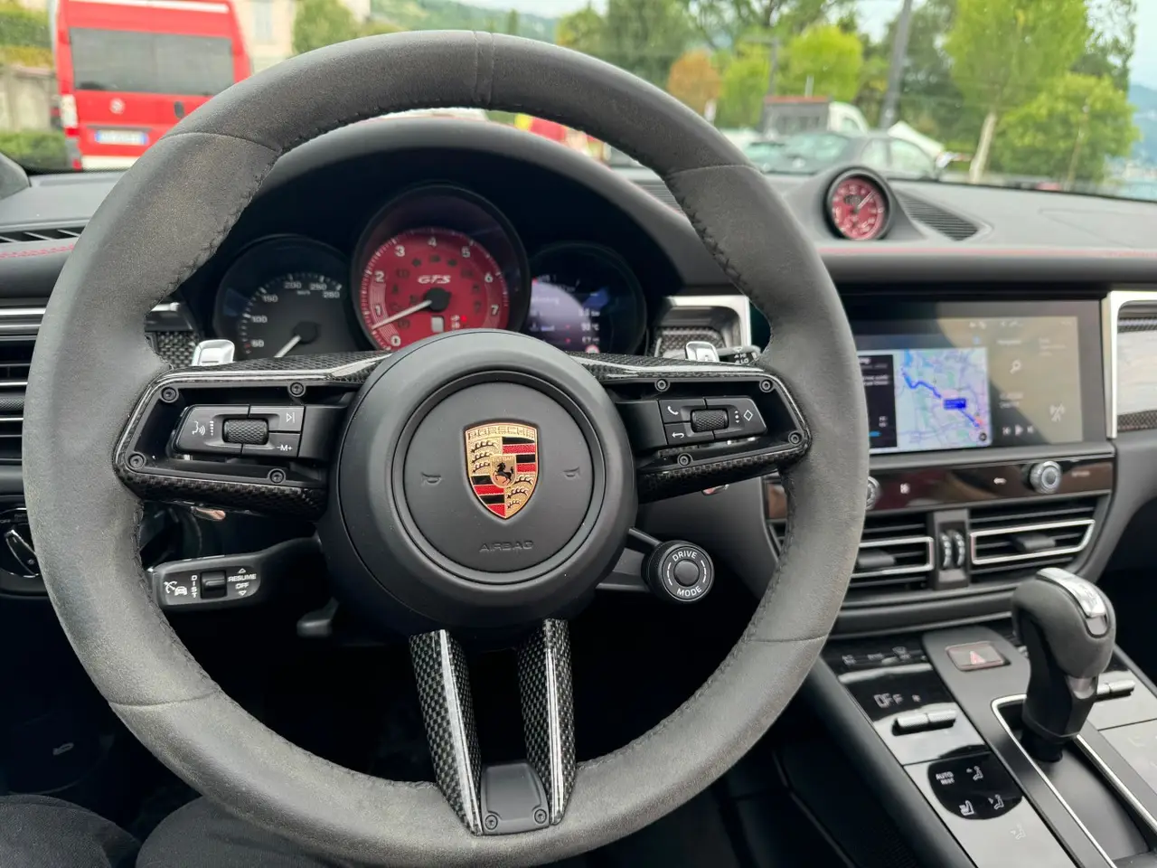 Porsche Macan GTS 2024, interni — Rome Luxury Car Rental, Roma. La Porsche Macan GTS 2024 unisce l'assetto sportivo tipico del marchio a un abitacolo…