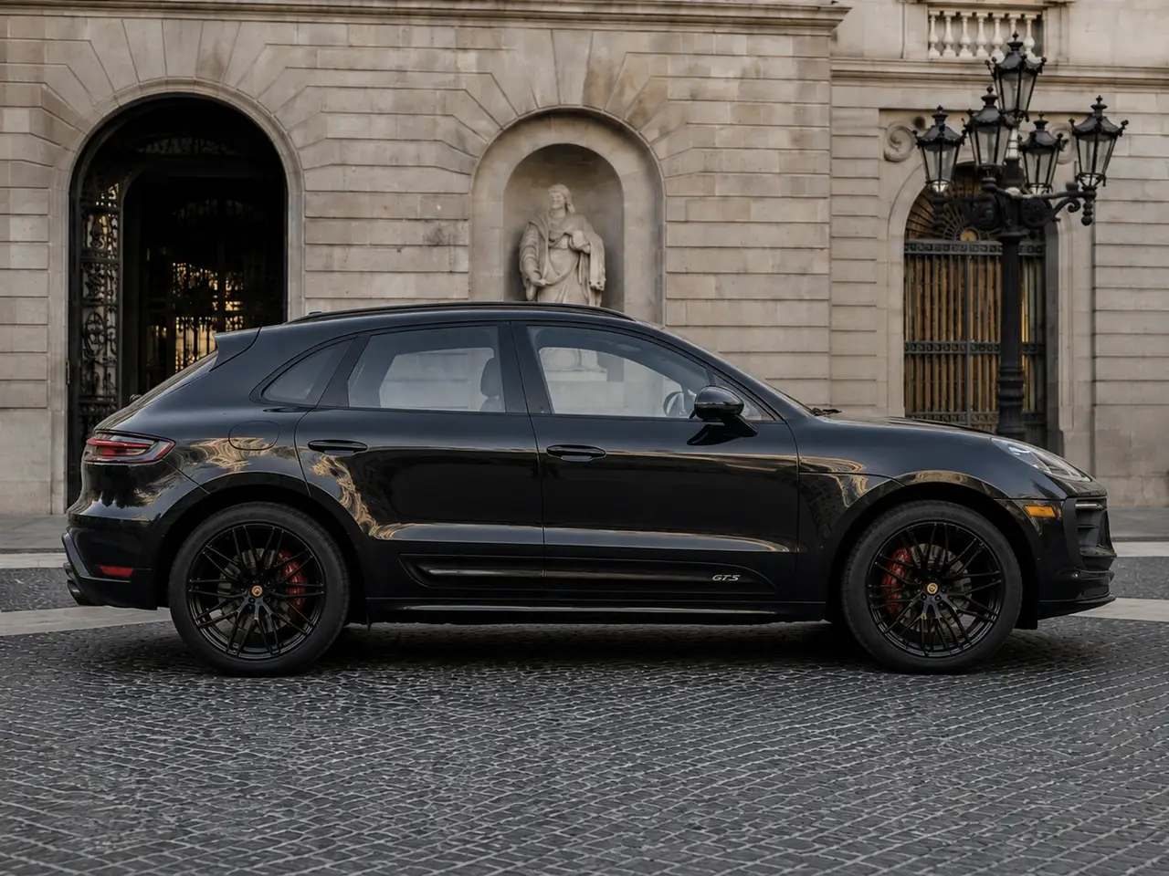 Porsche Macan GTS 2024, вид спереди — Rome Luxury Car Rental, Рим. Porsche Macan GTS 2024 года — внедорожник с двигателем на 440 лошадиных сил и салоном на…