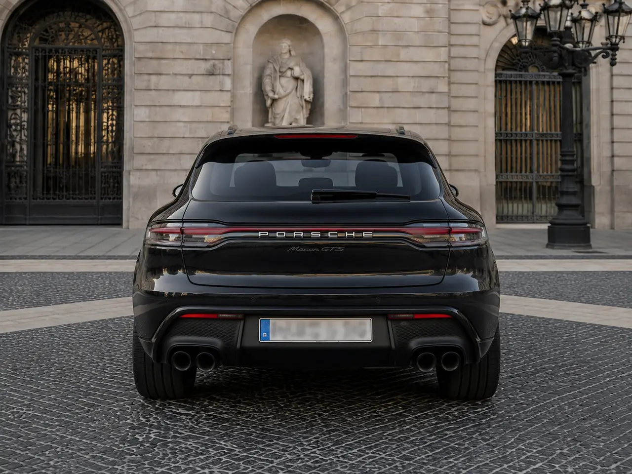 Porsche Macan GTS 2024, вид сзади — Rome Luxury Car Rental, Рим. Porsche Macan GTS 2024 года — внедорожник с двигателем на 440 лошадиных сил и салоном на…