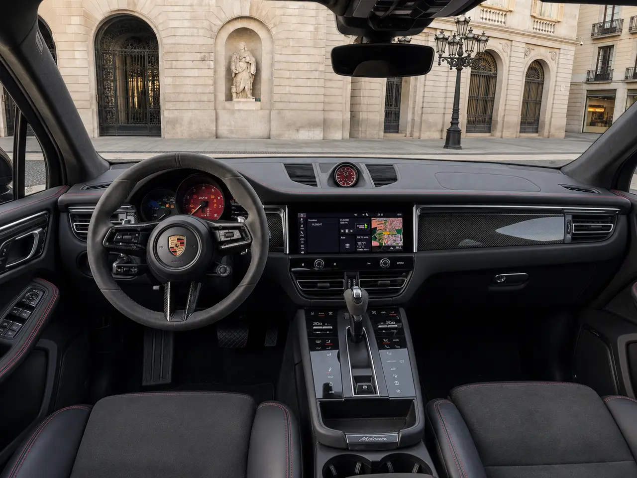 Porsche Macan GTS 2024, салон — Rome Luxury Car Rental, Рим. Porsche Macan GTS 2024 года — внедорожник с двигателем на 440 лошадиных сил и салоном на…