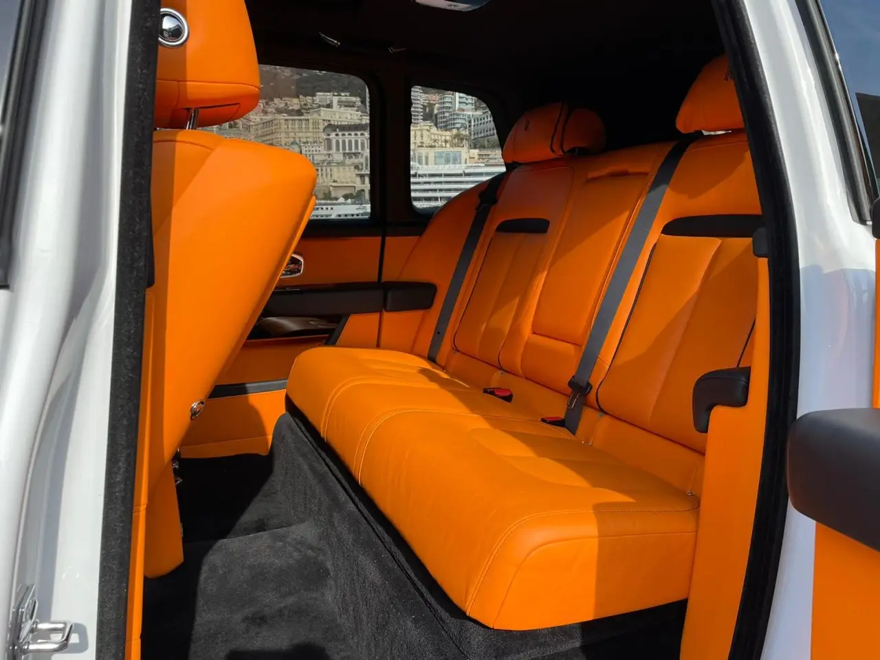Rolls-Royce Cullinan 2022, esterno — Rome Luxury Car Rental, Roma. La Rolls-Royce Cullinan del 2022 porta l'idea di SUV di lusso a un livello che pochi…