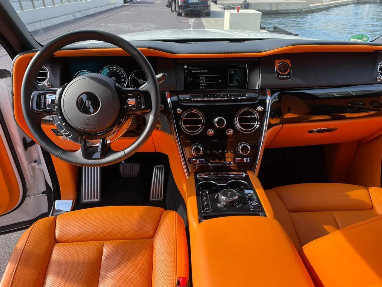 Rolls-Royce Cullinan 2022, vista frontale — Rome Luxury Car Rental, Roma. La Rolls-Royce Cullinan del 2022 porta l'idea di SUV di lusso a un livello che pochi…