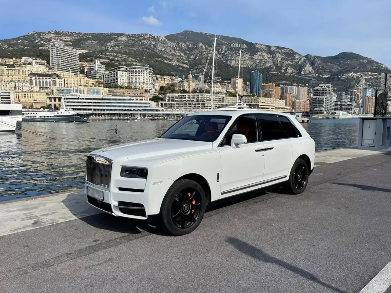 Rolls-Royce Cullinan 2022, vista posteriore — Rome Luxury Car Rental, Roma. La Rolls-Royce Cullinan del 2022 porta l'idea di SUV di lusso a un livello che pochi…
