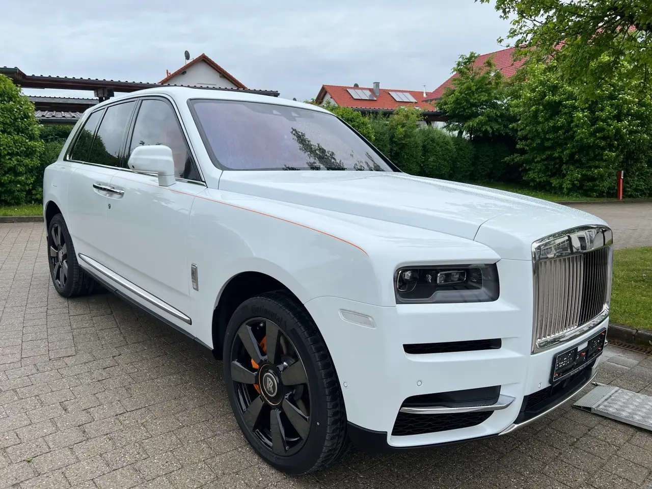 Rolls-Royce Cullinan 2022, interni — Rome Luxury Car Rental, Roma. La Rolls-Royce Cullinan del 2022 porta l'idea di SUV di lusso a un livello che pochi…
