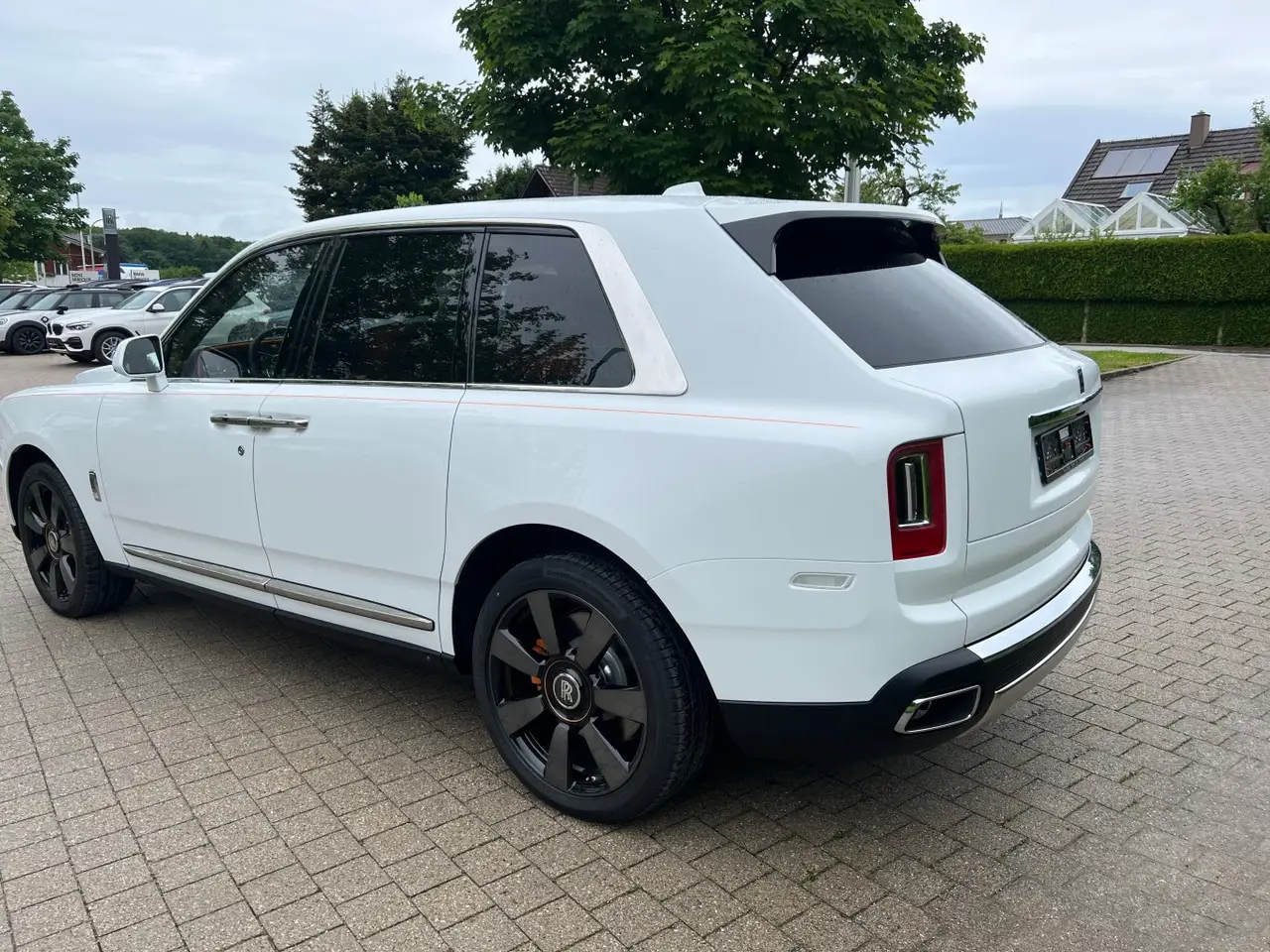 Rolls-Royce Cullinan 2022, profilo laterale — Rome Luxury Car Rental, Roma. La Rolls-Royce Cullinan del 2022 porta l'idea di SUV di lusso a un livello che pochi…