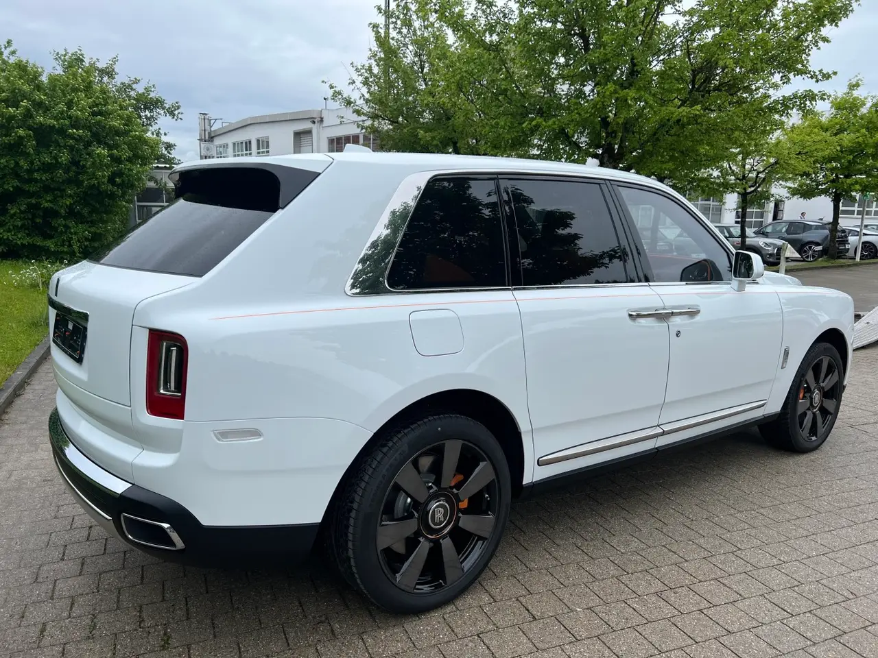 Rolls-Royce Cullinan 2022, esterno — Rome Luxury Car Rental, Roma. La Rolls-Royce Cullinan del 2022 porta l'idea di SUV di lusso a un livello che pochi…