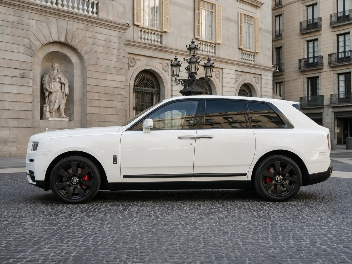 Rolls-Royce Cullinan 2022, esterno — Rome Luxury Car Rental, Roma. La Rolls-Royce Cullinan del 2022 porta l'idea di SUV di lusso a un livello che pochi…