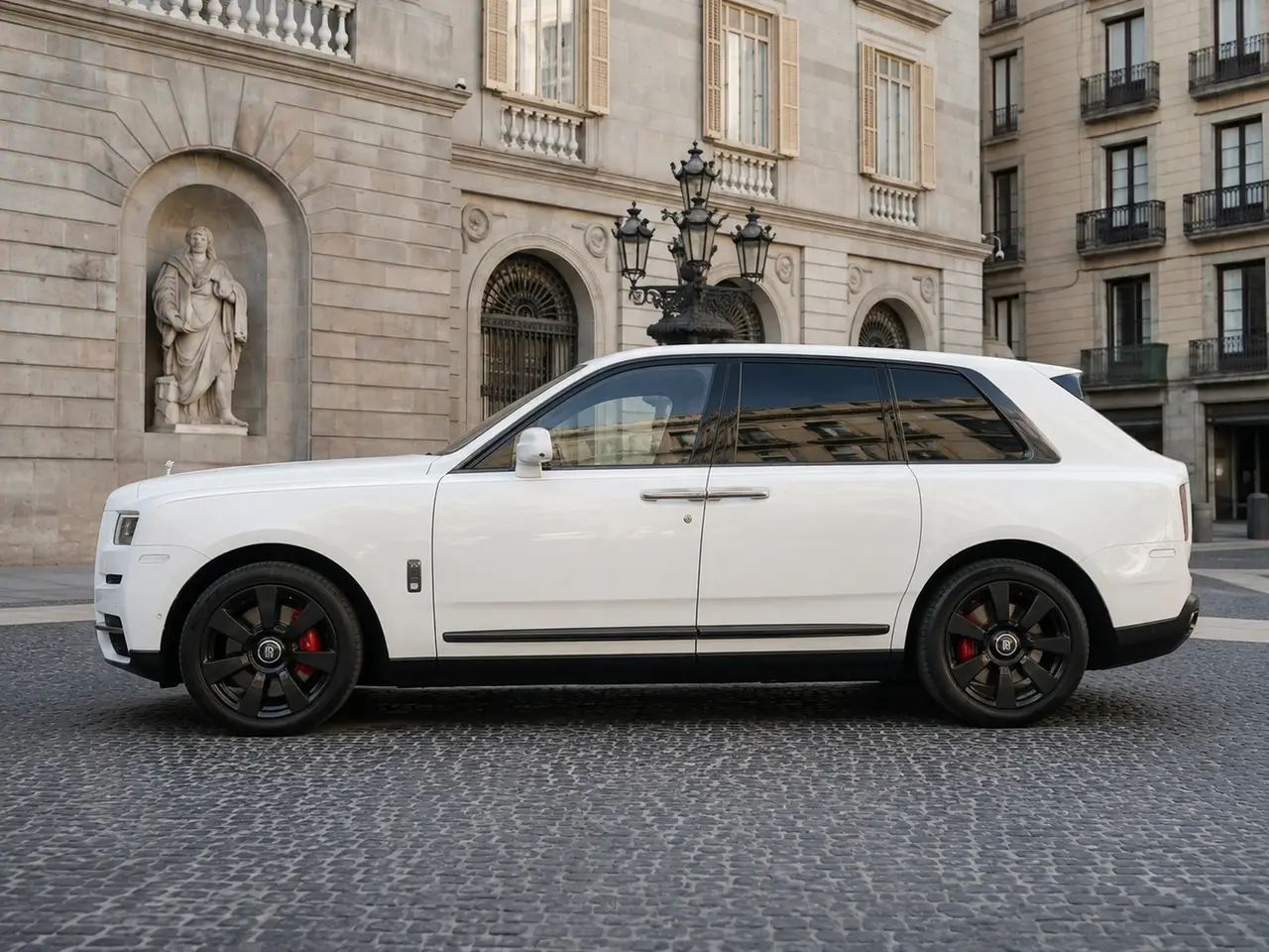 Rolls-Royce Cullinan 2022, esterno — Rome Luxury Car Rental, Roma. La Rolls-Royce Cullinan del 2022 porta l'idea di SUV di lusso a un livello che pochi…