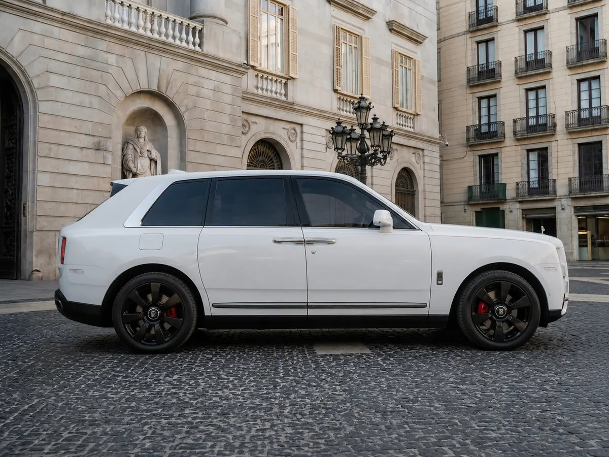 Rolls-Royce Cullinan 2022, vista frontale — Rome Luxury Car Rental, Roma. La Rolls-Royce Cullinan del 2022 porta l'idea di SUV di lusso a un livello che pochi…