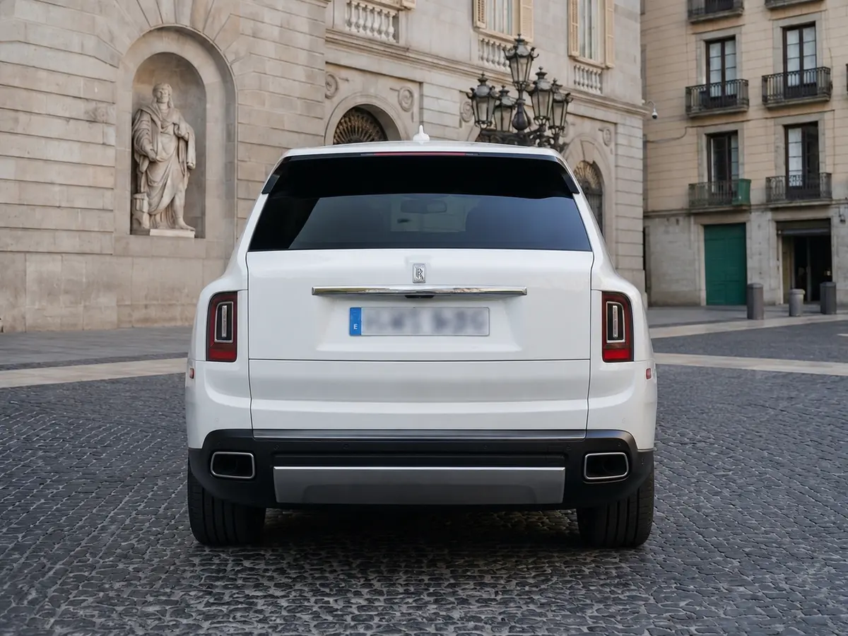 Rolls-Royce Cullinan 2022, vista posteriore — Rome Luxury Car Rental, Roma. La Rolls-Royce Cullinan del 2022 porta l'idea di SUV di lusso a un livello che pochi…