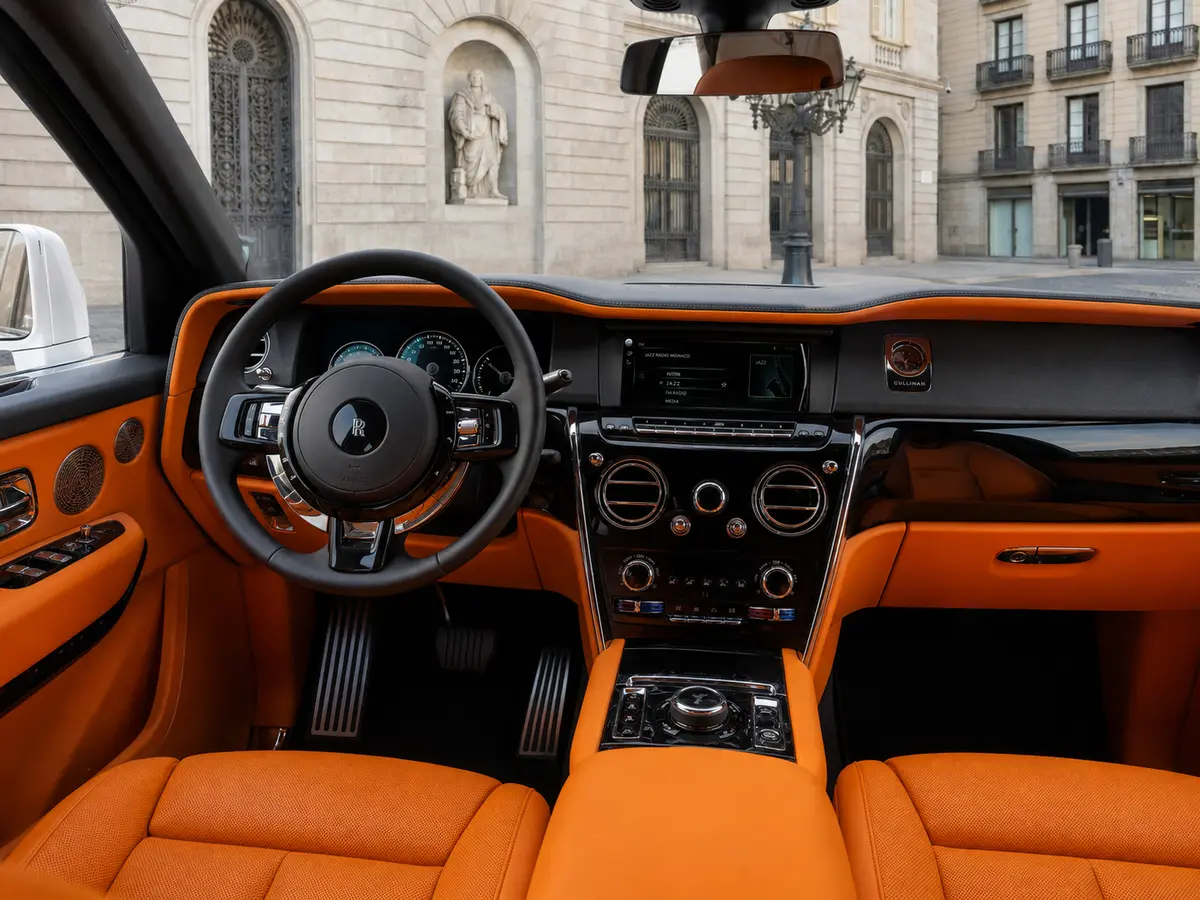 Rolls-Royce Cullinan 2022, interni — Rome Luxury Car Rental, Roma. La Rolls-Royce Cullinan del 2022 porta l'idea di SUV di lusso a un livello che pochi…
