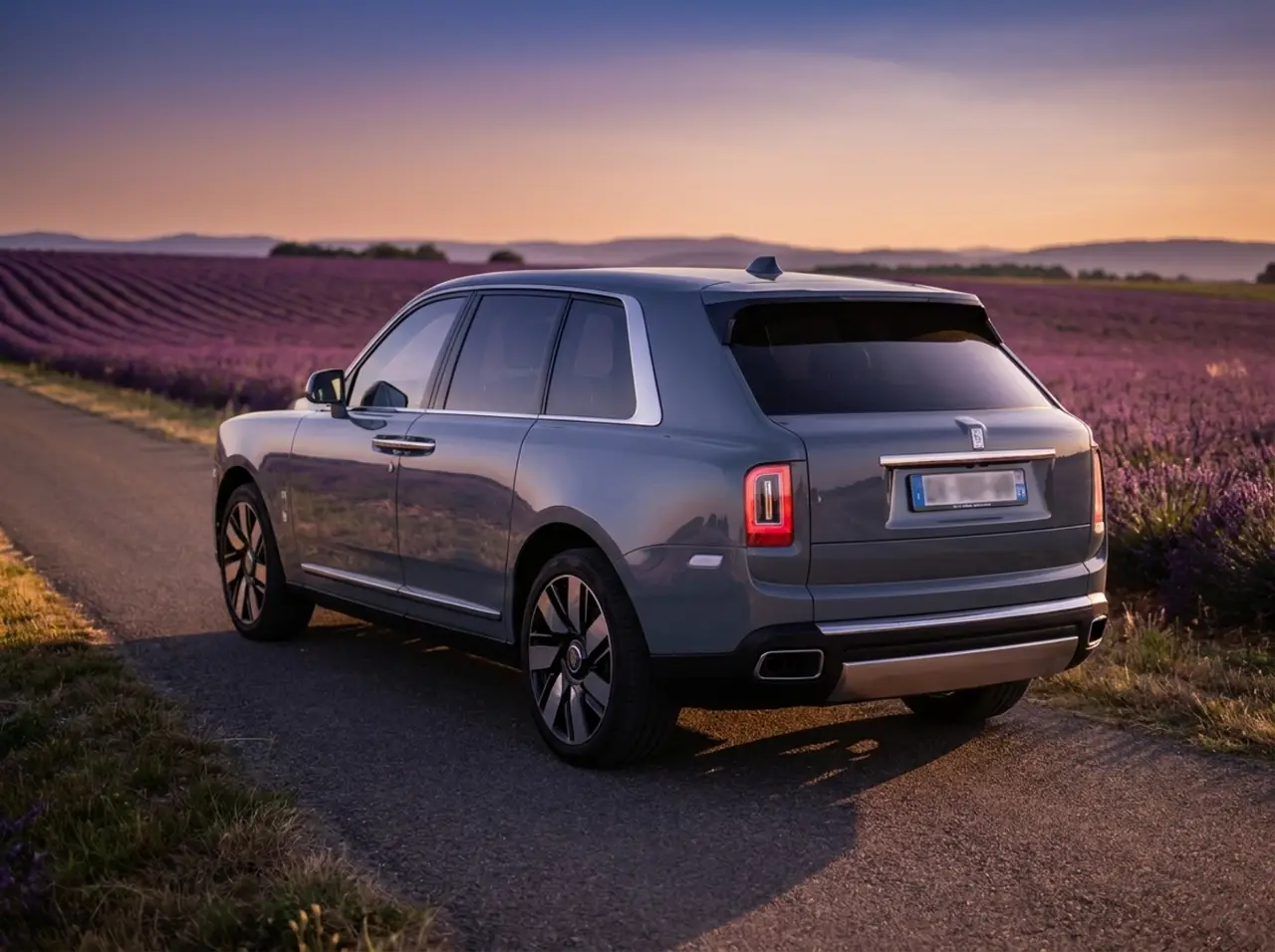 Rolls-Royce Cullinan 2025, vista frontale — Rome Luxury Car Rental, Roma. La Rolls-Royce Cullinan 2025 porta nel segmento SUV di lusso un carattere che resta…