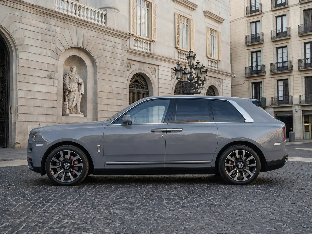 Rolls-Royce Cullinan 2025, esterno — Rome Luxury Car Rental, Roma. La Rolls-Royce Cullinan 2025 porta nel segmento SUV di lusso un carattere che resta…