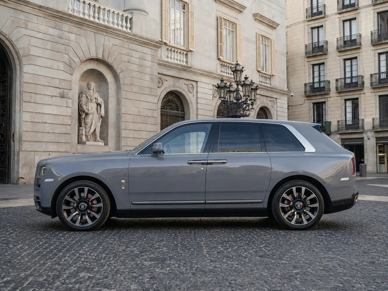 Rolls-Royce Cullinan 2025, esterno — Rome Luxury Car Rental, Roma. La Rolls-Royce Cullinan 2025 porta nel segmento SUV di lusso un carattere che resta…
