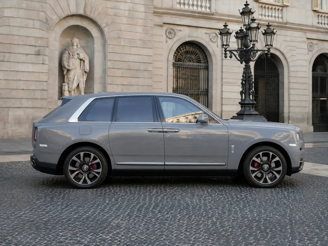 Rolls-Royce Cullinan 2025, vista frontale — Rome Luxury Car Rental, Roma. La Rolls-Royce Cullinan 2025 porta nel segmento SUV di lusso un carattere che resta…