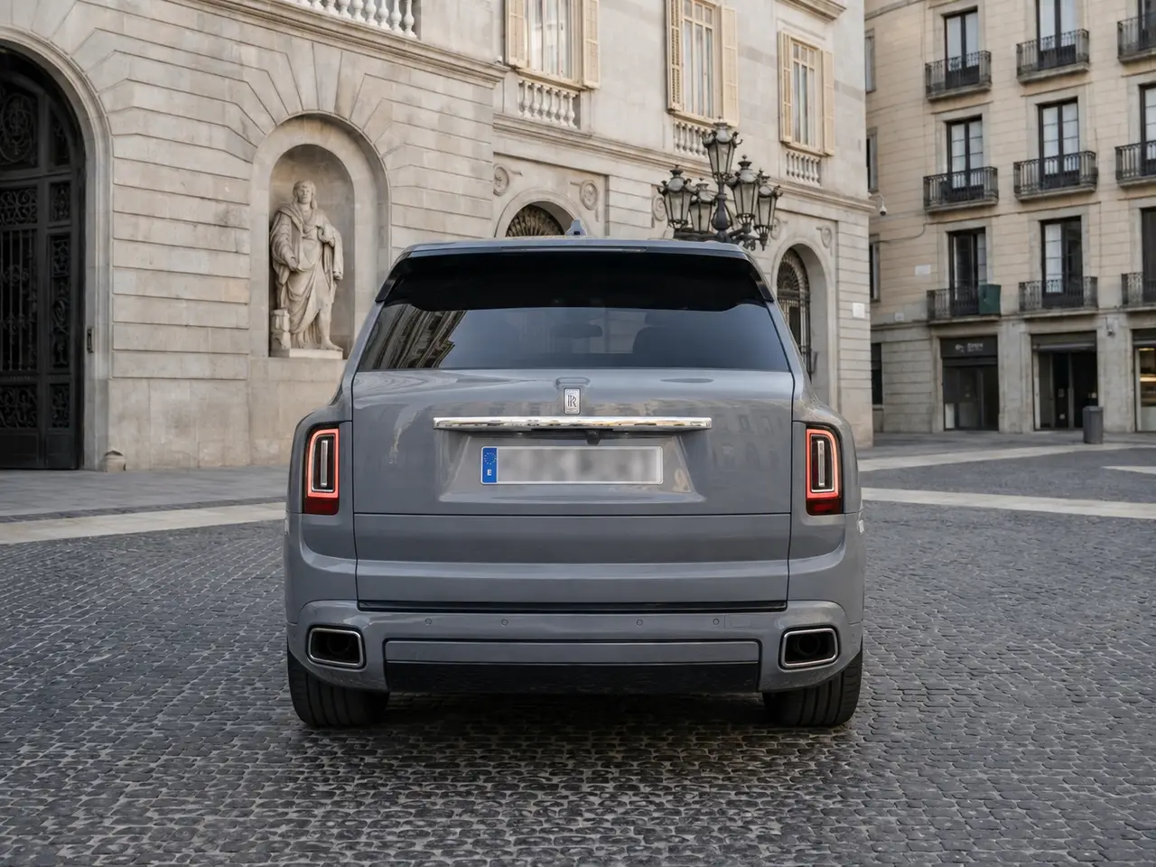 Rolls-Royce Cullinan 2025, vista posteriore — Rome Luxury Car Rental, Roma. La Rolls-Royce Cullinan 2025 porta nel segmento SUV di lusso un carattere che resta…