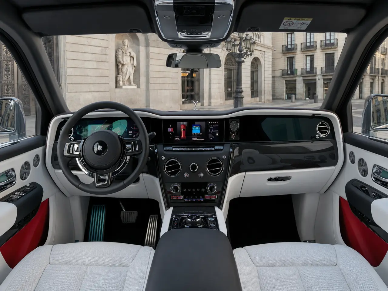Rolls-Royce Cullinan 2025, interni — Rome Luxury Car Rental, Roma. La Rolls-Royce Cullinan 2025 porta nel segmento SUV di lusso un carattere che resta…