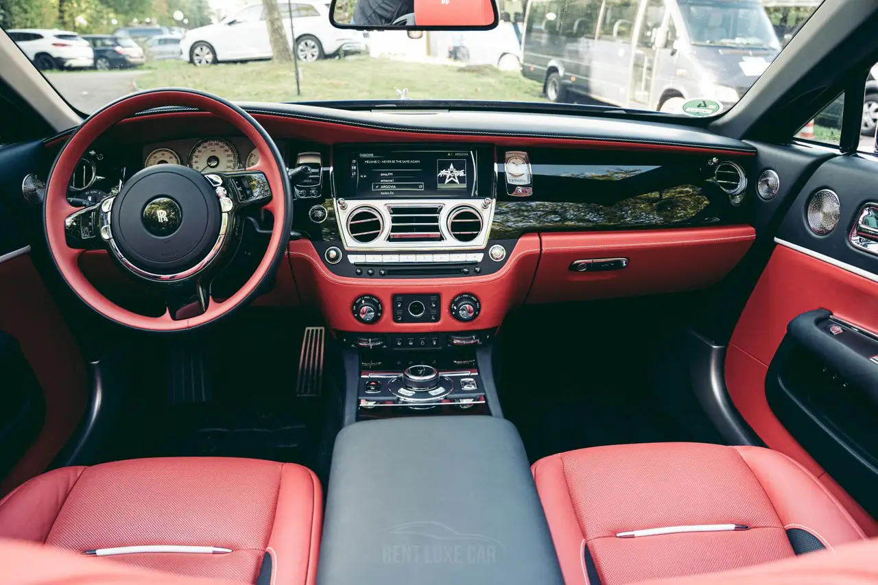 Rolls-Royce Dawn 2022, esterno — Rome Luxury Car Rental, Roma. La Rolls-Royce Dawn del 2022 porta in dote 563 CV e quattro posti reali, pensati per due…