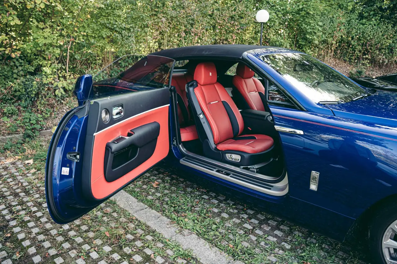 Rolls-Royce Dawn 2022, vista frontale — Rome Luxury Car Rental, Roma. La Rolls-Royce Dawn del 2022 porta in dote 563 CV e quattro posti reali, pensati per due…